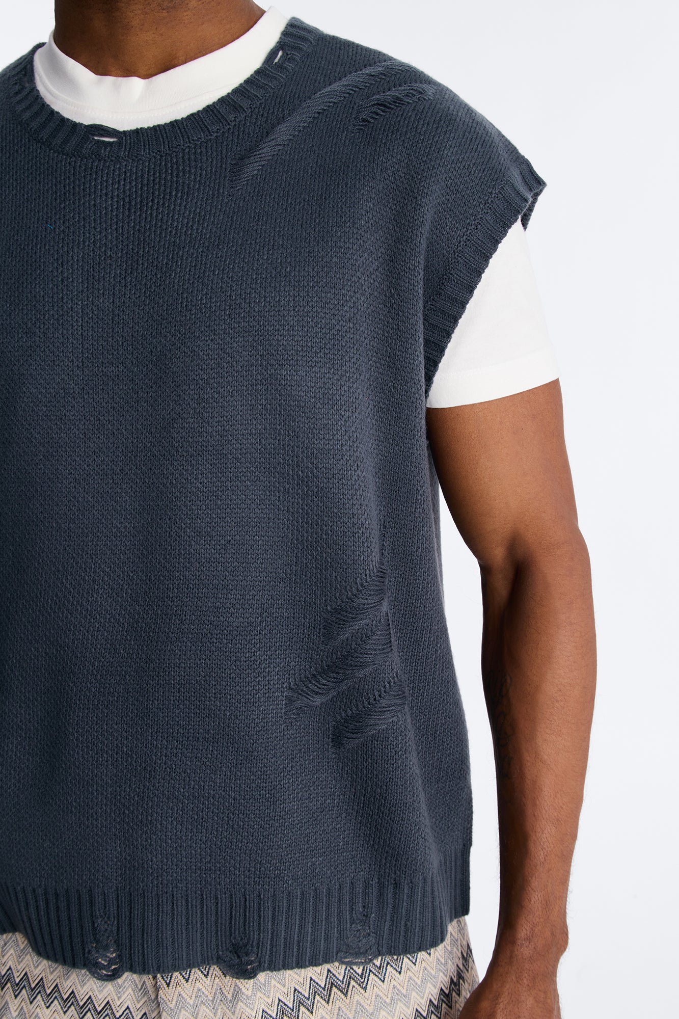 Shredline Desgastado Frayed Sweater Vest - Olive