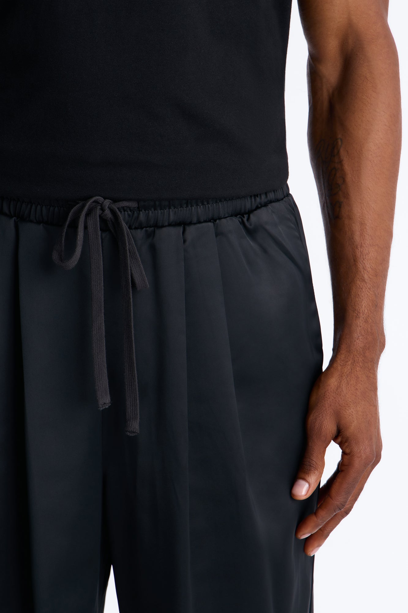 Relaxed Liquid Shadow Pleated Trouser - Black